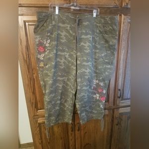 Style & Co Woman plus size 24W camouflage cargo capris with floral embroidery.🌺